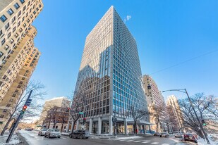 2400 N Lakeview Ave in Chicago, IL - Building Photo