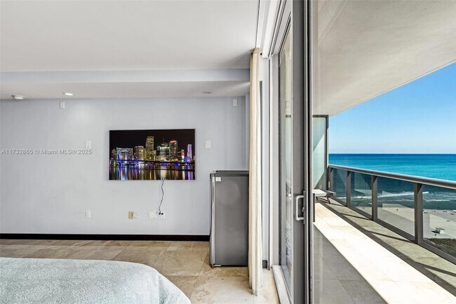 5875 Collins Ave, Unit 1704 in Miami Beach, FL - Building Photo - Building Photo