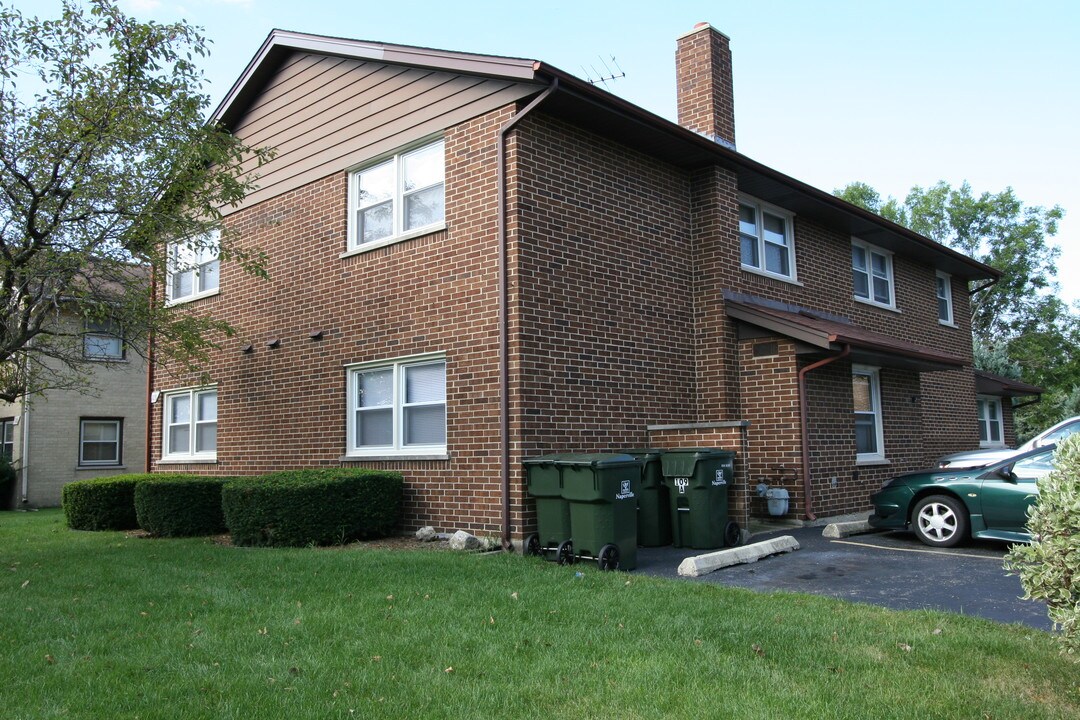 109 S Whispering Hills Dr in Naperville, IL - Building Photo