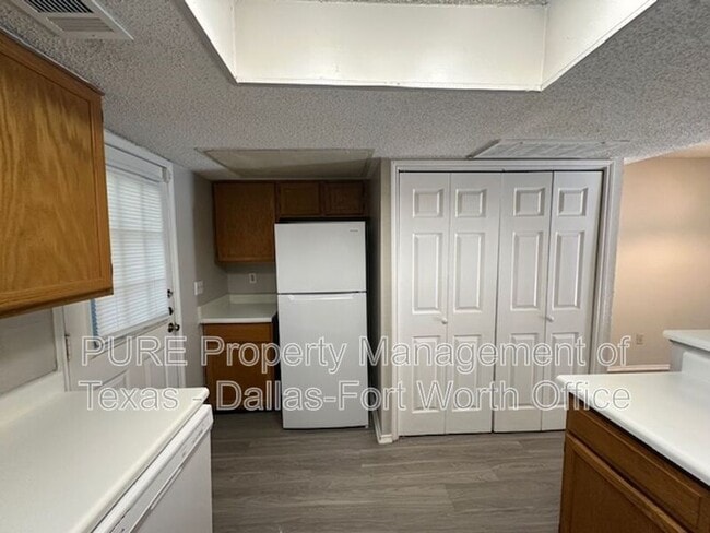 4004 W Pioneer Dr in Irving, TX - Building Photo - Building Photo