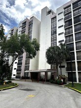 16909 N Bay Rd, Unit 13 in Sunny Isles Beach, FL - Foto de edificio - Building Photo