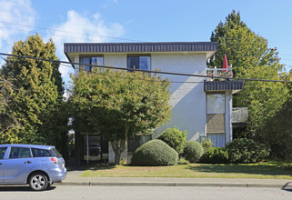 1328 George St in White Rock, BC - Building Photo - Building Photo