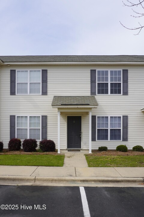 4225 Dudleys Grant Dr in Winterville, NC - Building Photo