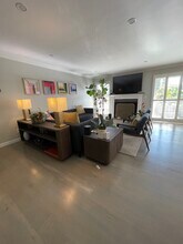8960 Cynthia St in West Hollywood, CA - Building Photo - Building Photo