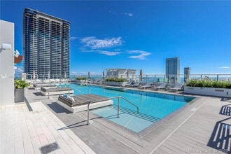 1010 Brickell Ave in Miami, FL - Foto de edificio - Building Photo