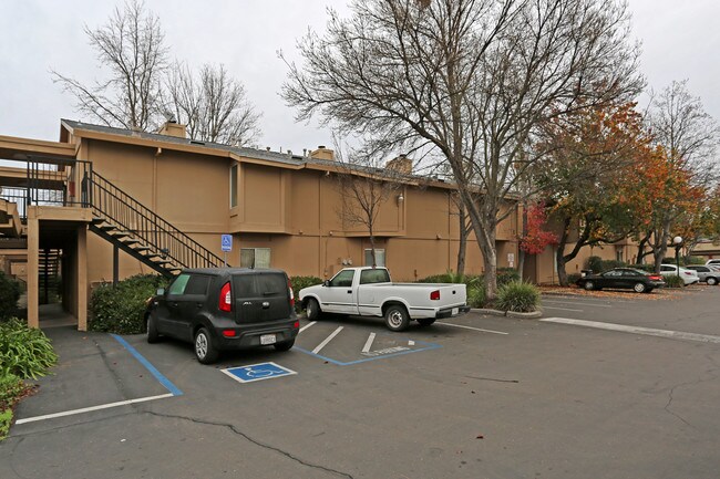 Garfield Court Apartments in Sacramento, CA - Foto de edificio - Building Photo