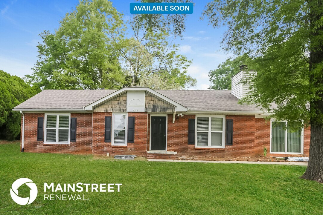 6740 Rocklake Dr in Charlotte, NC - Building Photo