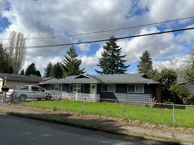 16407 128th Ave SE in Renton, WA - Building Photo