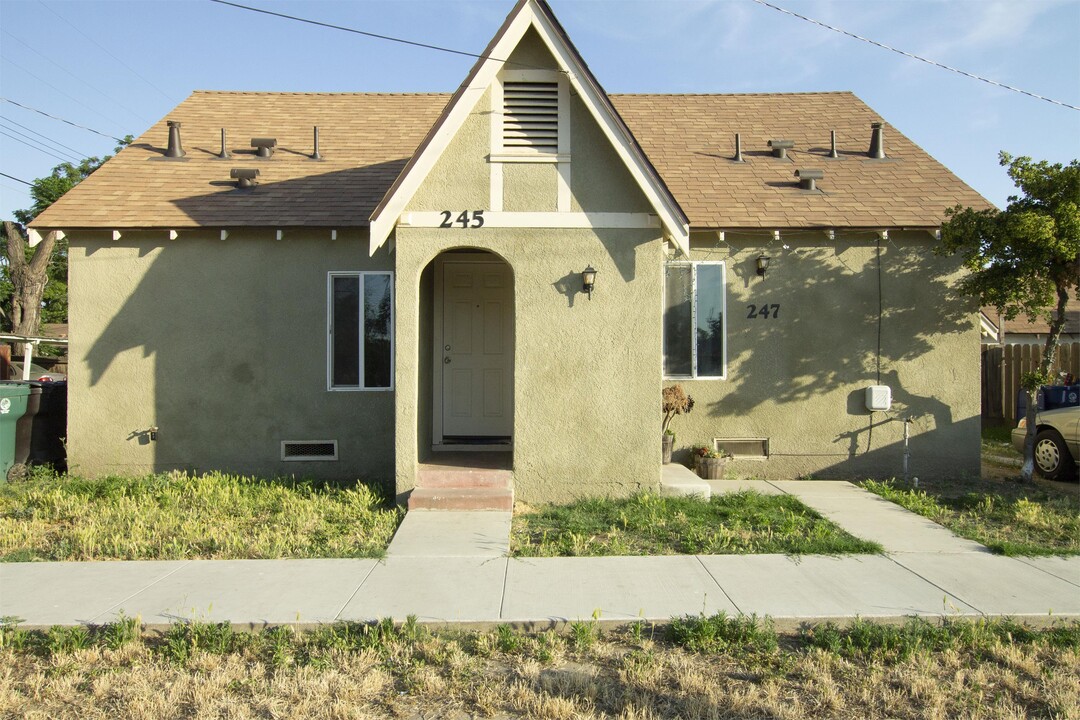 245 W San Joaquin Ave in Tulare, CA - Building Photo