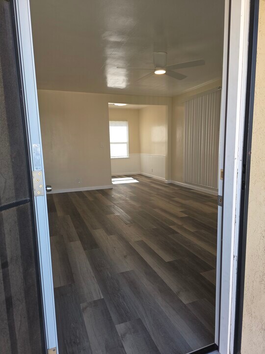 15726 Halldale Ave in Gardena, CA - Foto de edificio