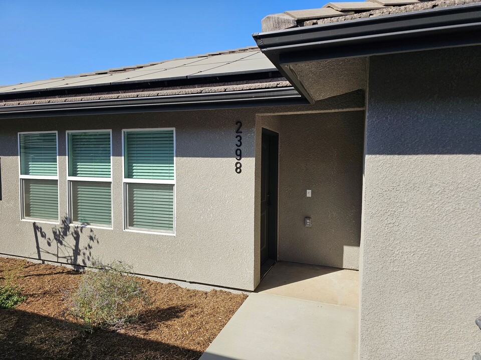 2404-2404 Oakmont Cir in Tulare, CA - Building Photo