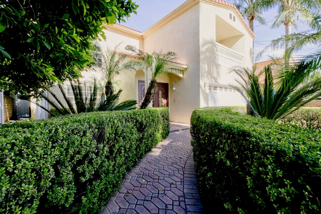 15121 Marlin Pl in Van Nuys, CA - Foto de edificio - Building Photo