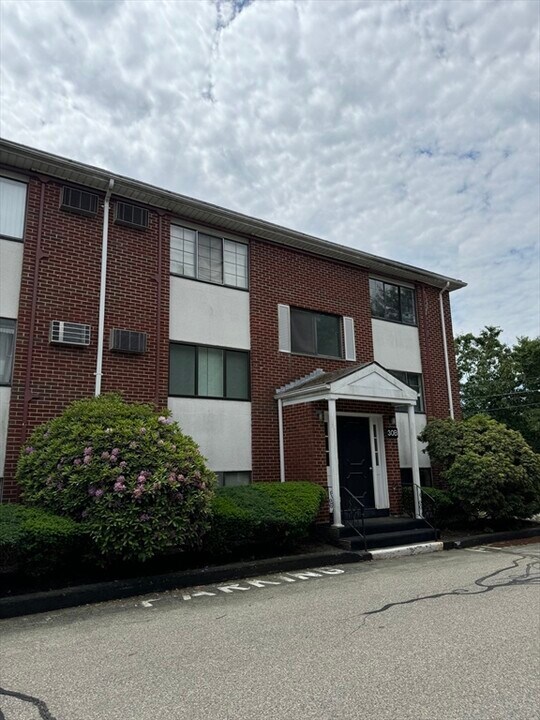 30 Colonial Dr, Unit 2 in Andover, MA - Building Photo