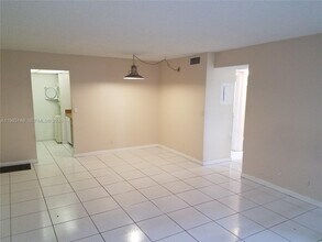 10040 Twin Lakes Dr in Coral Springs, FL - Building Photo - Building Photo