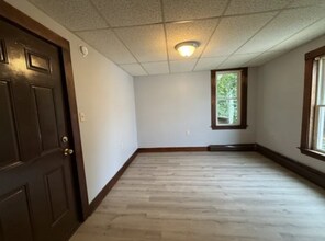 323 Cumberland St in Rumford, ME - Foto de edificio - Building Photo