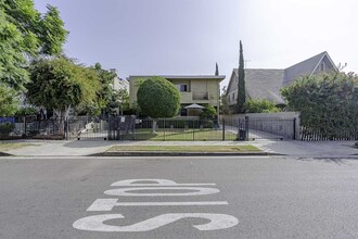 2720 Raymond Ave in Los Angeles, CA - Foto de edificio - Building Photo