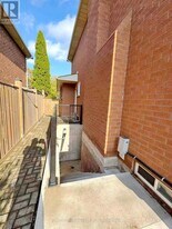 1200 Rushbrooke Dr in Oakville, ON - Building Photo