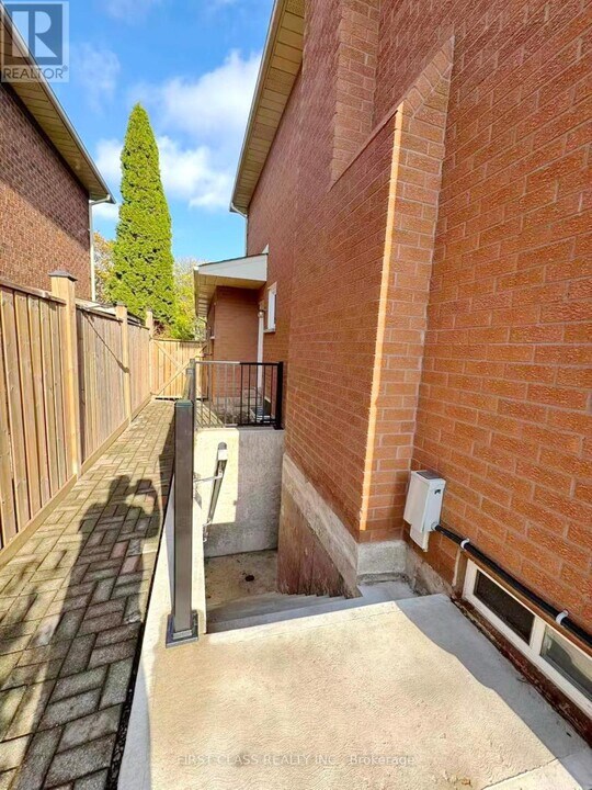 1200 Rushbrooke Dr in Oakville, ON - Building Photo