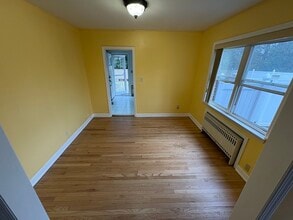 24 Ormond St in Dix Hills, NY - Foto de edificio - Building Photo