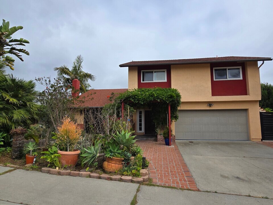 4869 Alondra Way in Carlsbad, CA - Foto de edificio