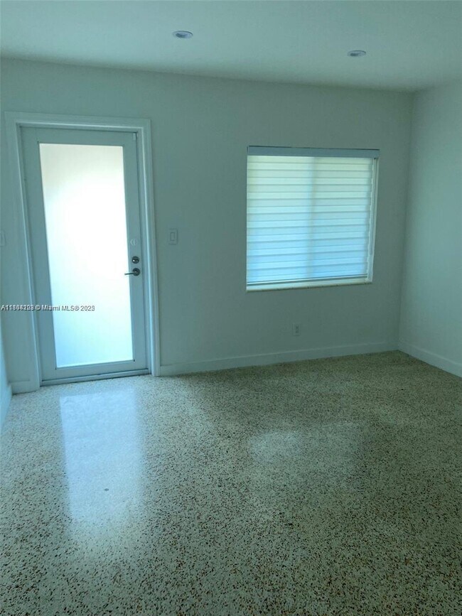 6880 SW 77th Terrace in South Miami, FL - Building Photo - Building Photo