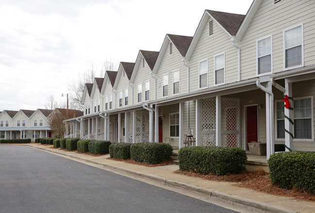 Darden Oaks Townhomes & Apartments in Opelika, AL - Building Photo - Building Photo