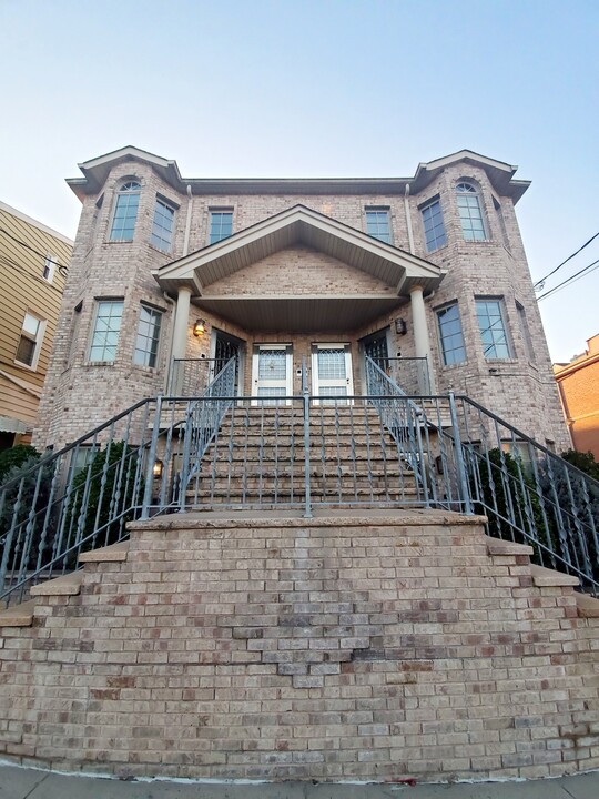 6618 70th St in Middle Village, NY - Building Photo