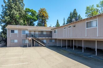Blue Haven Apartments in Fresno, CA - Foto de edificio - Building Photo