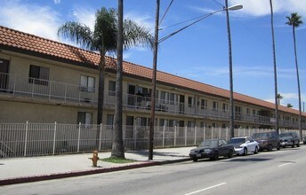 Seven Palms in Sylmar, CA - Foto de edificio - Building Photo