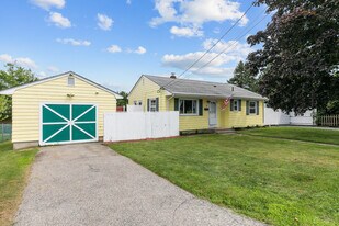 878 W Main Rd, Unit B in Middletown, RI - Building Photo