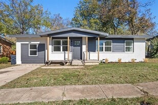 1825 Martin Luther Dr in Arlington, TX - Building Photo