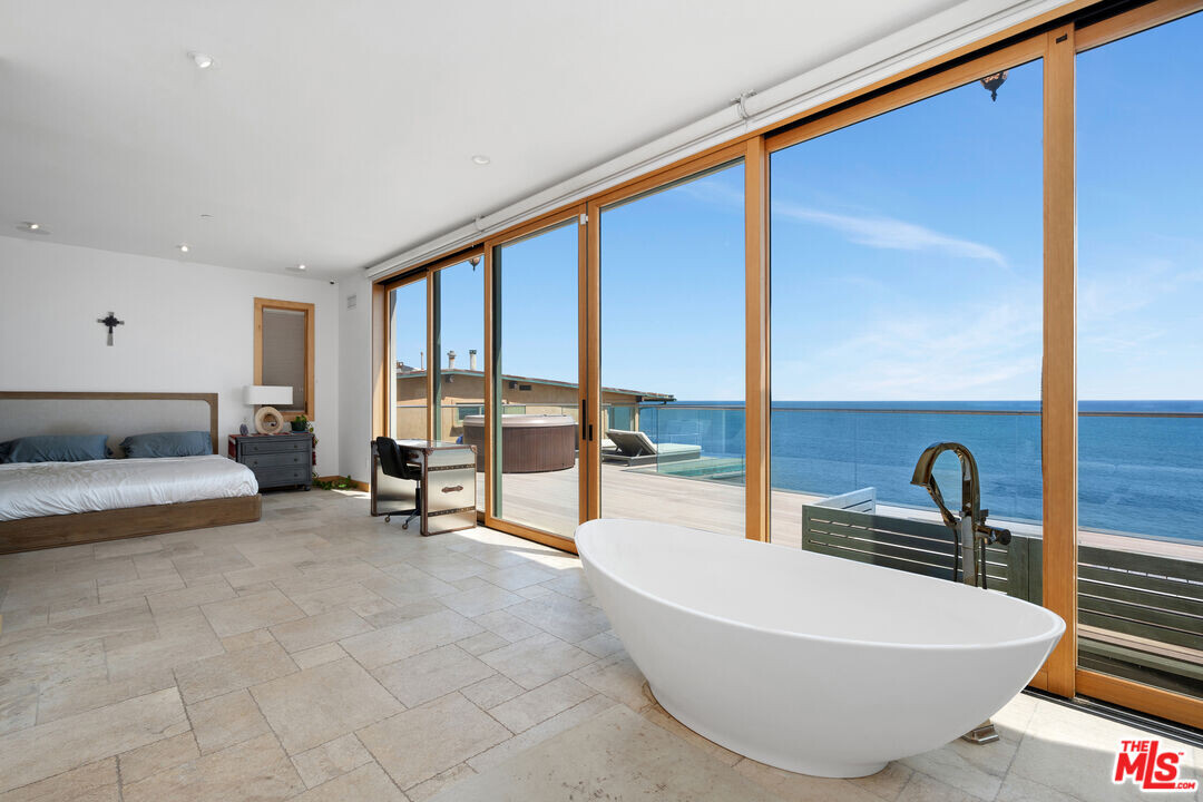 19824 Pacific Coast Hwy in Malibu, CA - Building Photo