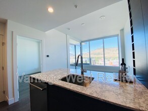 1181-1181 Sunset Dr in Kelowna, BC - Building Photo - Building Photo