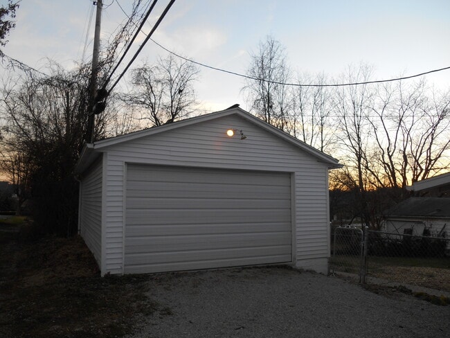 1021 W Howe St in Bloomington, IN - Foto de edificio - Building Photo