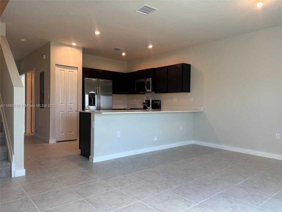 1022 W Davis Pkwy in Florida City, FL - Foto de edificio