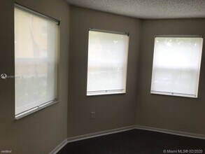 751 N Pine Island Rd in Plantation, FL - Building Photo - Building Photo