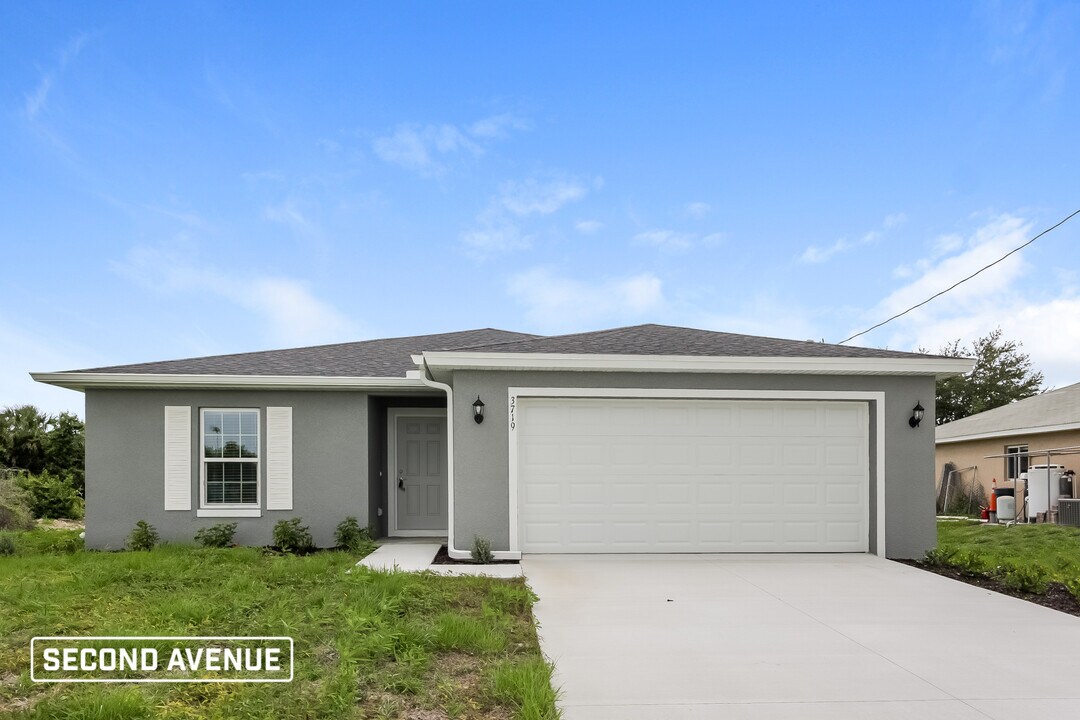 3719 7th St W in Lehigh Acres, FL - Foto de edificio