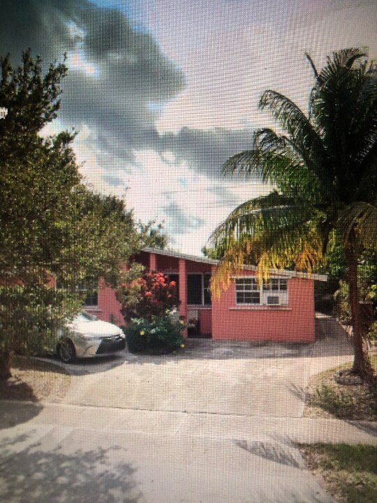 1680 NE 157th Ter in North Miami Beach, FL - Foto de edificio