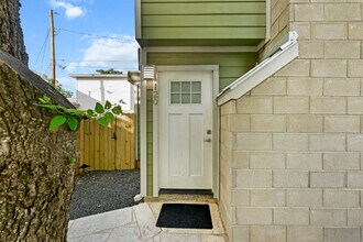 3601 Menchaca Rd, Unit 120 in Austin, TX - Building Photo - Building Photo