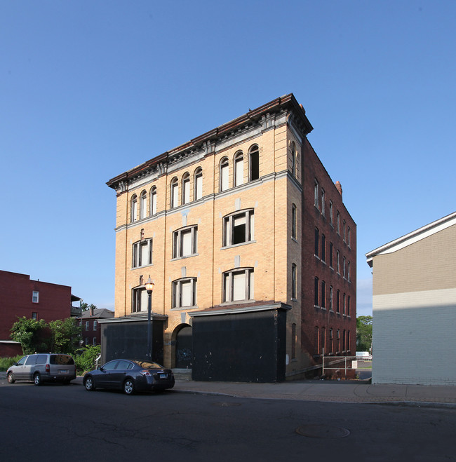 232 Arch St in New Britain, CT - Foto de edificio - Building Photo