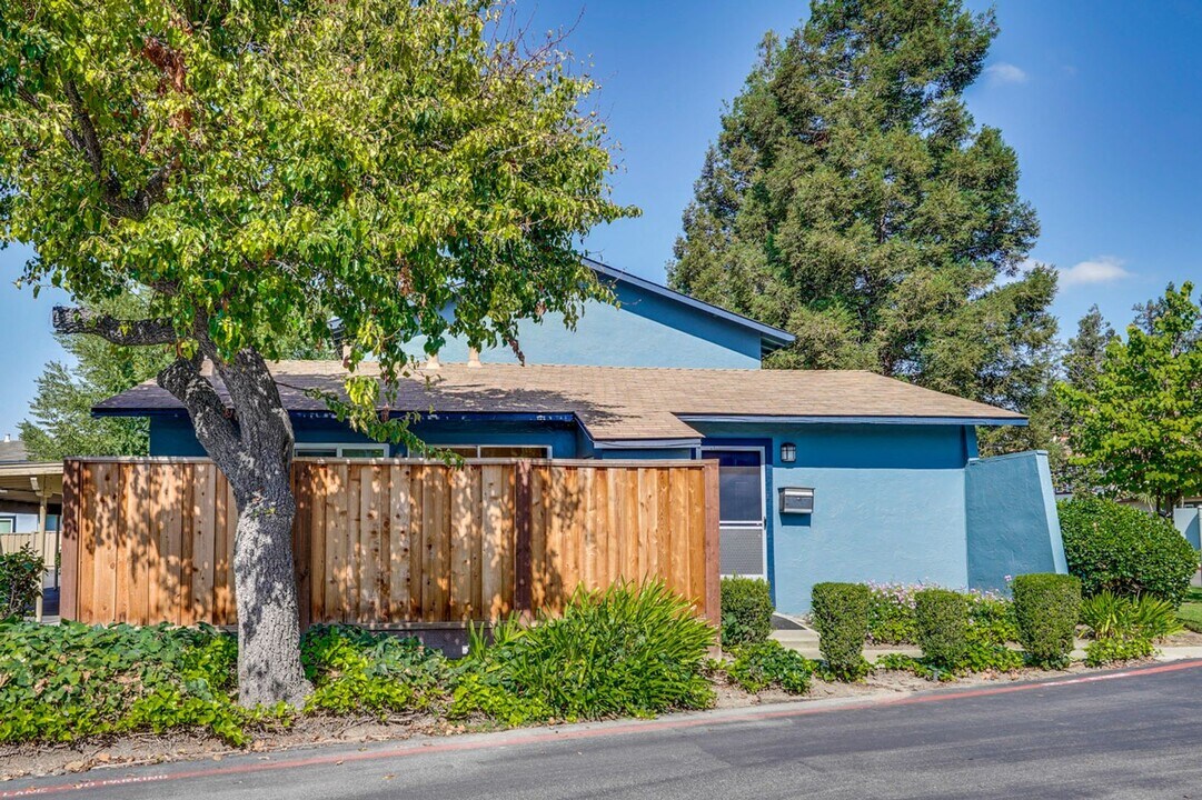 5529 Entrada Cedros in San Jose, CA - Building Photo