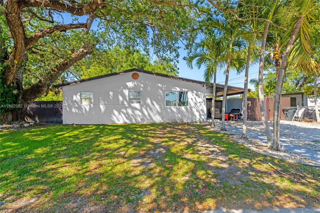 4111 SW 33rd St in West Park, FL - Building Photo