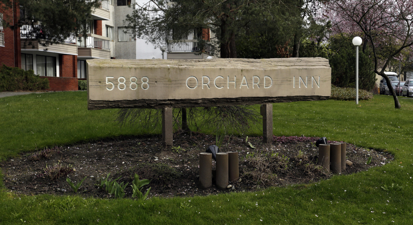 Orchard Inn in Burnaby, BC - Building Photo