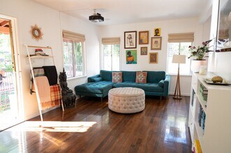 1085 Amoroso Pl in Venice, CA - Foto de edificio - Building Photo