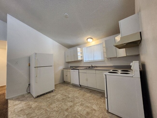 677 E Clarion Dr in Pueblo West, CO - Building Photo - Building Photo