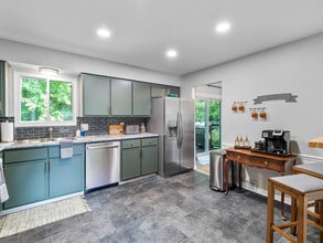 670 Treeside Dr in Akron, OH - Building Photo - Building Photo