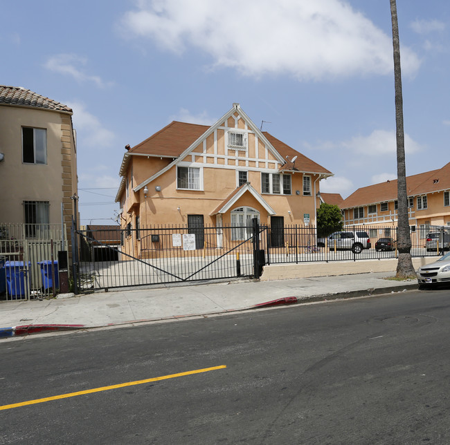 831 S Normandie Ave in Los Angeles, CA - Foto de edificio - Building Photo