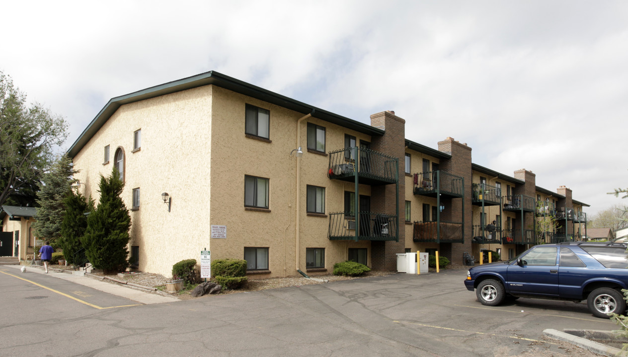 Villas At Wadsworth Station in Lakewood, CO - Building Photo