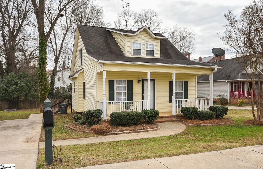 421 Viola St in Greenville, SC - Building Photo