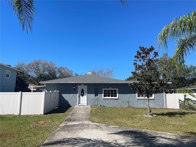 10204 N Edison Ave in Tampa, FL - Foto de edificio - Building Photo